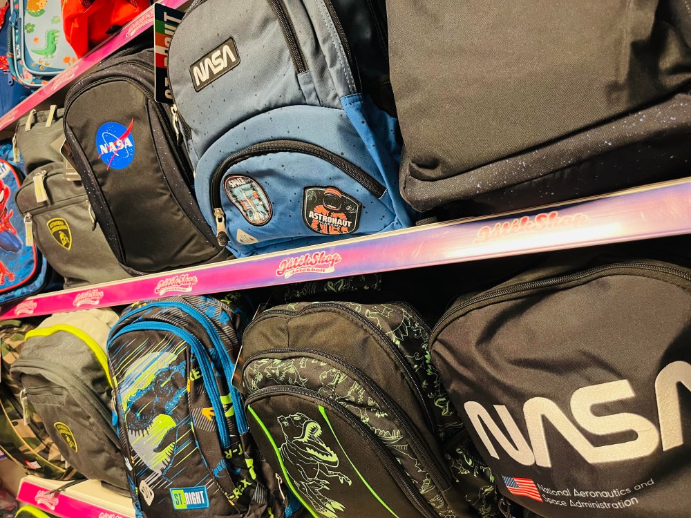 Wie kommen so viele Schul- und Schreibwaren in den JátékShop?