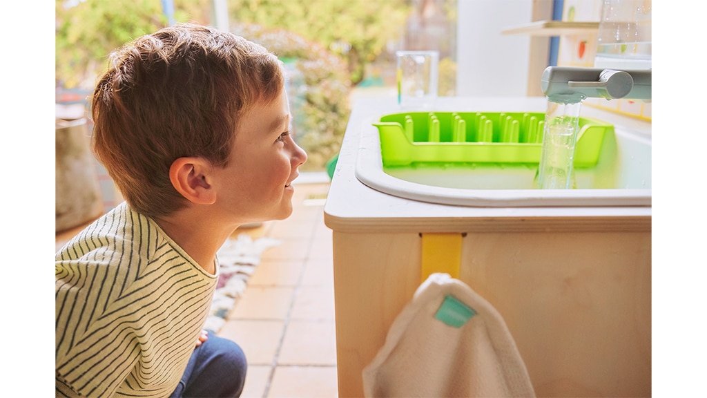 Eine funktionierende Spüle und Lebensmittelzerkleinerer: Die realistische Spielküche von Lovevery enthält alles