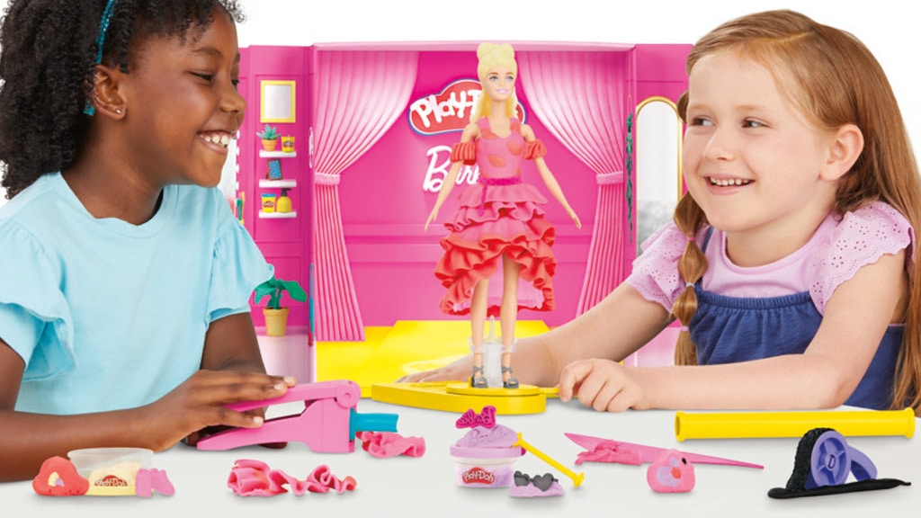 Barbie-Puppen können in neuen Play-Doh-Kleidern und Accessoires über den Laufsteg gehen.