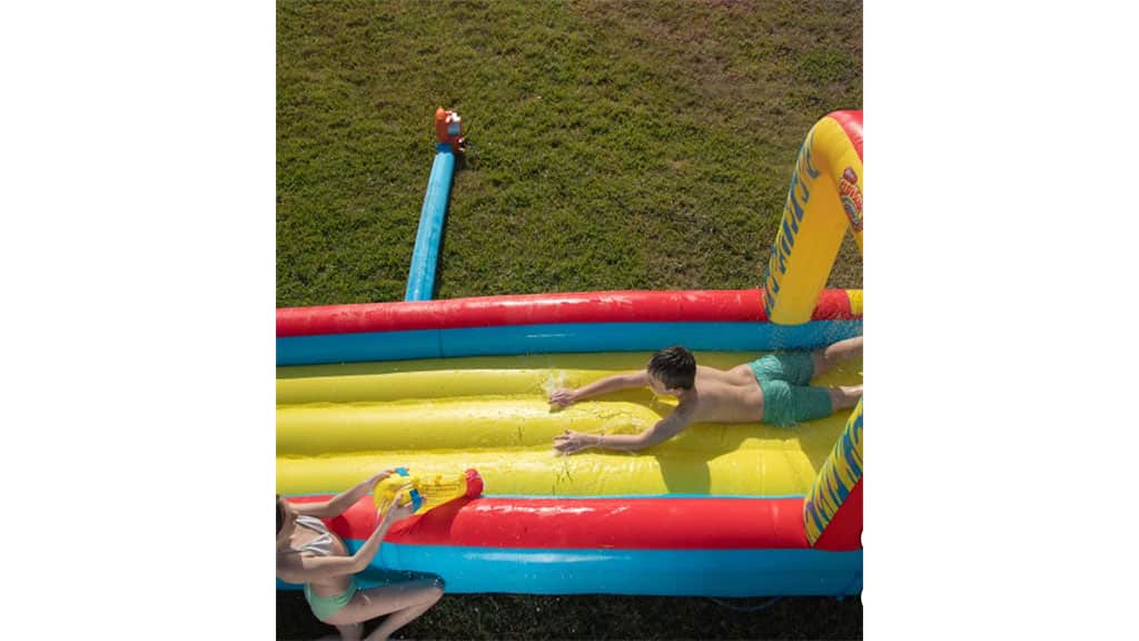 Familien können mit den erneuerten aufblasbaren Rutschen von Wham-O in den Sommerspaß rutschen.