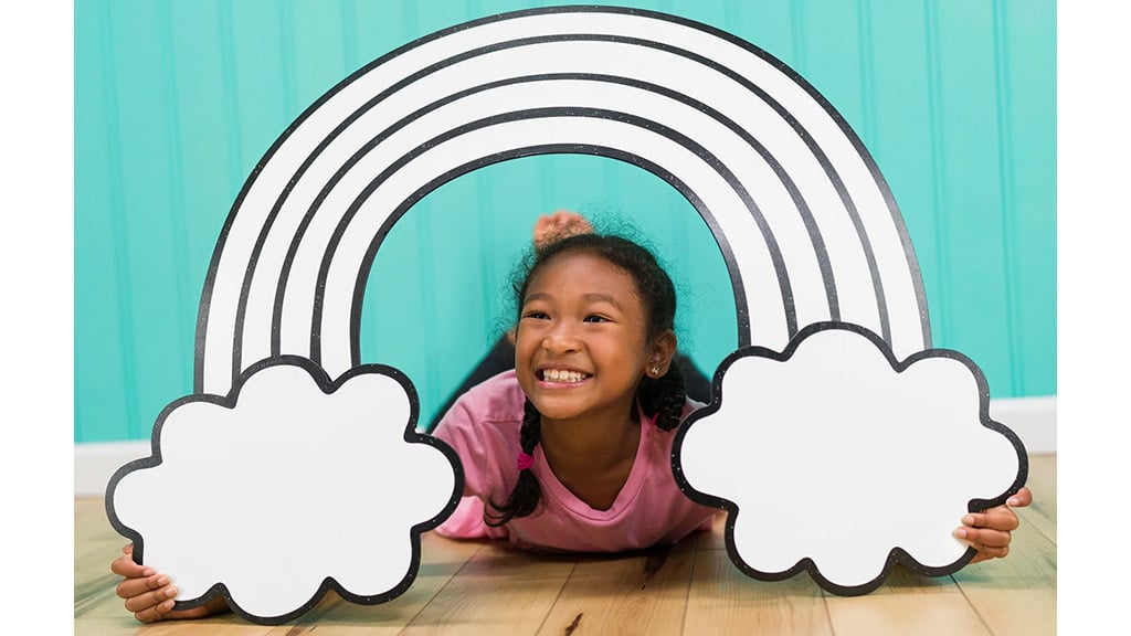 Die ausmalbare und abwischbare Wanddekoration von DoodleFace vereint Inneneinrichtung mit Basteln.