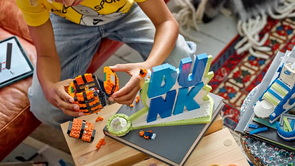 Nike und die LEGO Gruppe vereinen Basketball und Bausteine