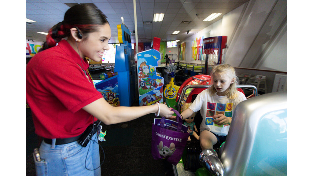 Chuck E. Cheese unterstützt den Monat des nationalen Bewusstseins für Gehörlose mit familienfreundlichen Überraschungen