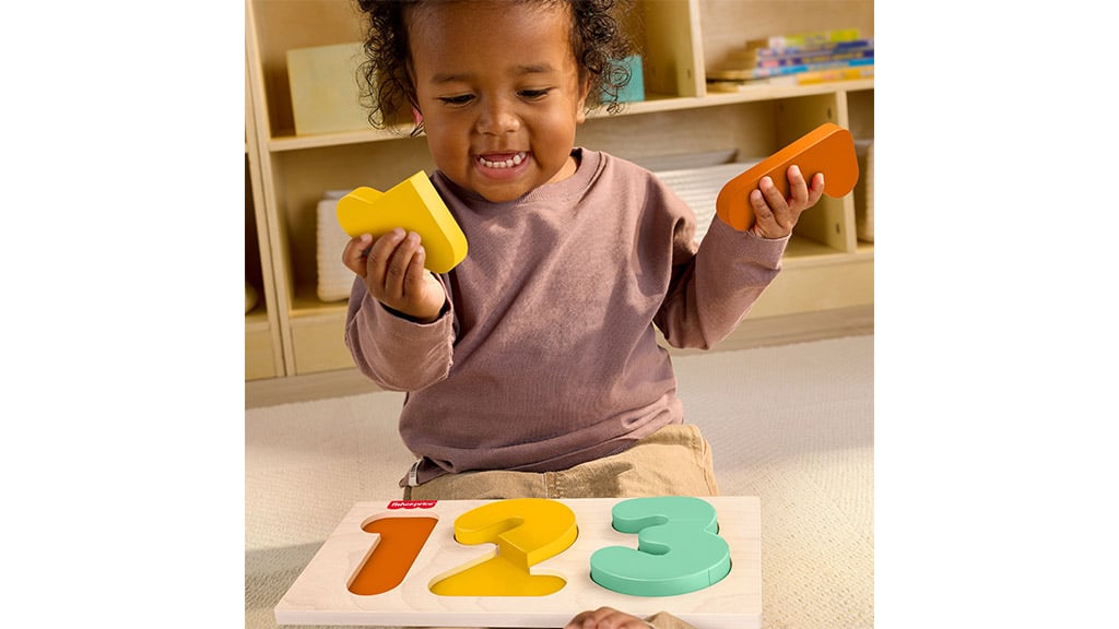 Kinder können mit der Fisher-Price Holz-Montessori-Kollektion zielgerichtet spielen.