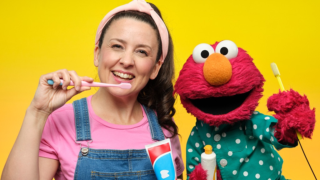 Ms. Rachel und Elmo haben ein neues Musikvideo zum Lied „Brushy Brush“ veröffentlicht.