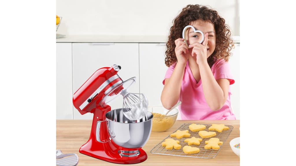 Bringe kleinen Köchen das Kochen bei mit der KitchenAid Kids Spielküchen-Kollektion