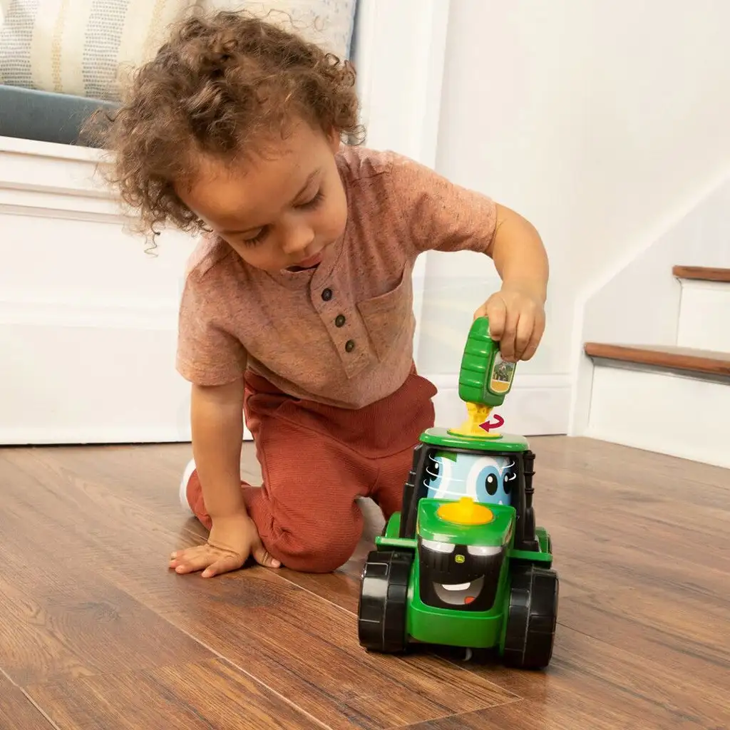 John Deere: Key n Go Johnny Traktor mit Startschlüssel und Bewegungsfunktion kép 6