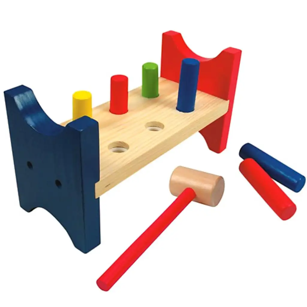 Holztischchen mit Hammer