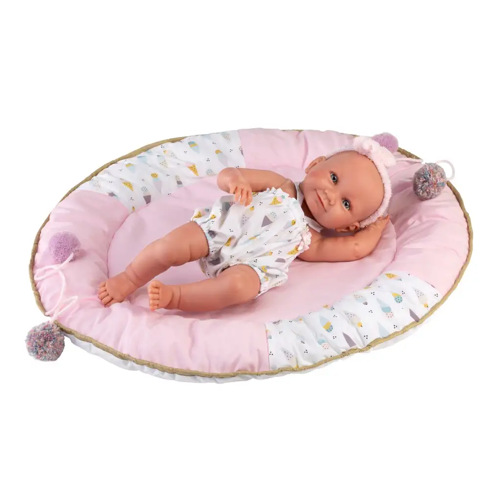 Llorens: Nica 40 cm großes Neugeborenes in einem Kleid mit Eiscreme-Muster und Bettchen kép 3
