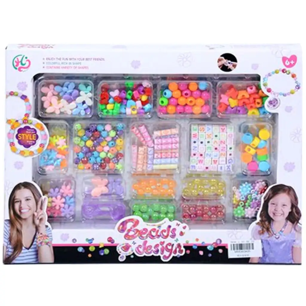 Schmuckset mit bunten Perlen und Buchstabenwürfeln