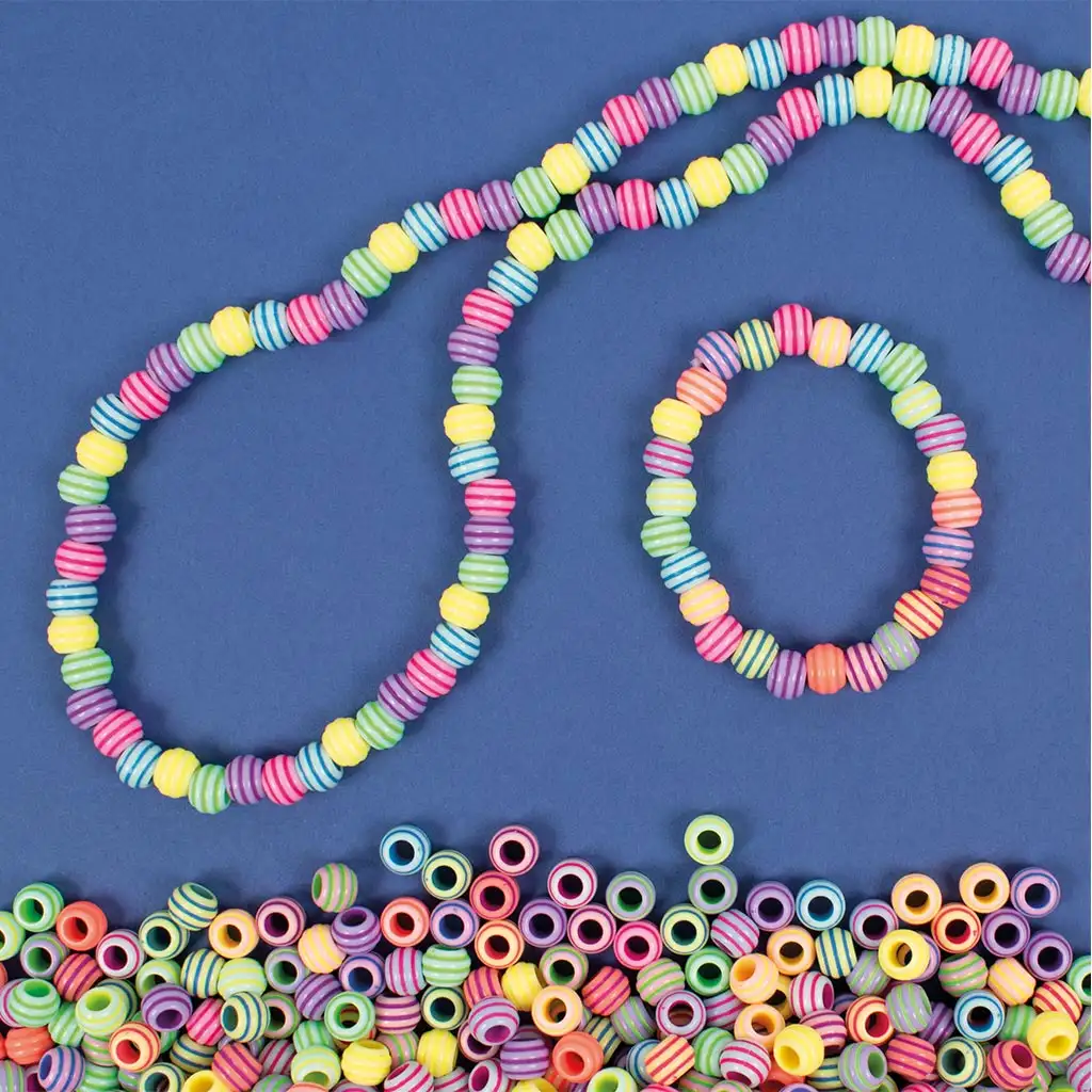 PlayBox: Gestreifte, pastellfarbene fädelbare Perlen 9mm 1550 Stück