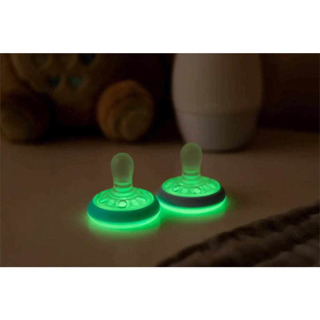 Tommee Tippee: Brustähnlicher, nachts fluoreszierender Schnuller im 2er-Set (0-6 Monate) kép 2