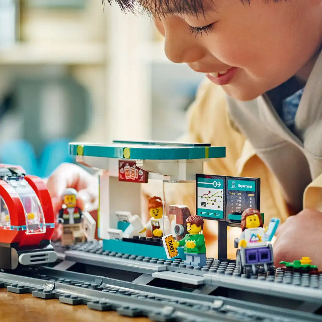 LEGO® City: Belvárosi villamos és megálló (60423) kép 6