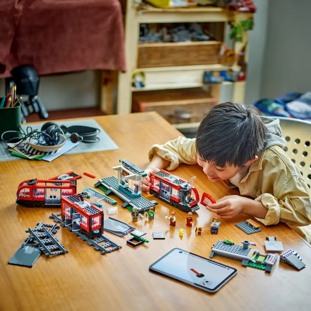 LEGO® City: Belvárosi villamos és megálló (60423) kép 4