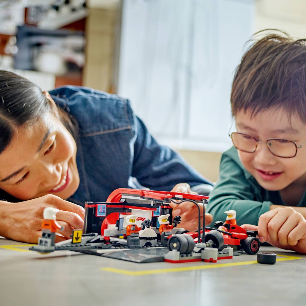 LEGO® City: F1®-es boxutca és személyzet, Ferrari autóval (60443) kép 3