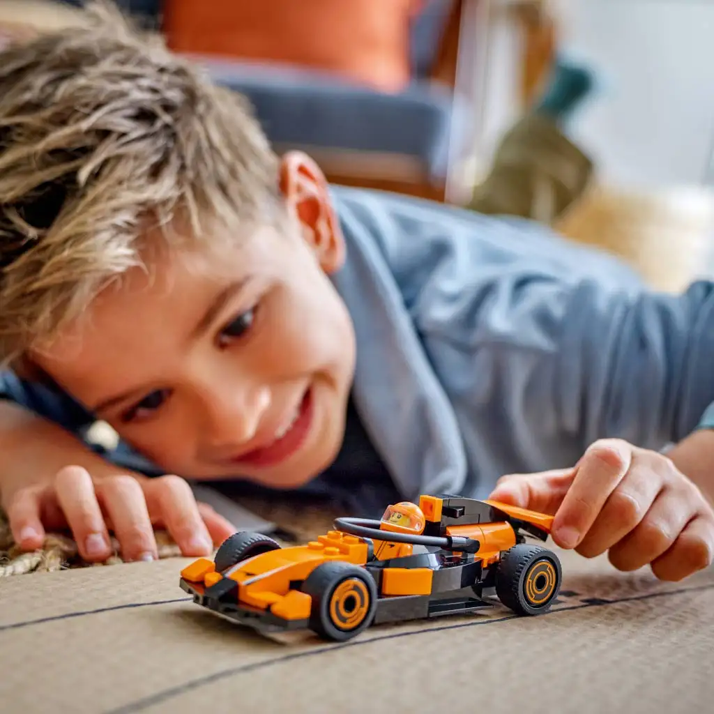 LEGO® City: F1®-Pilot mit McLaren Rennwagen (60442) kép 4