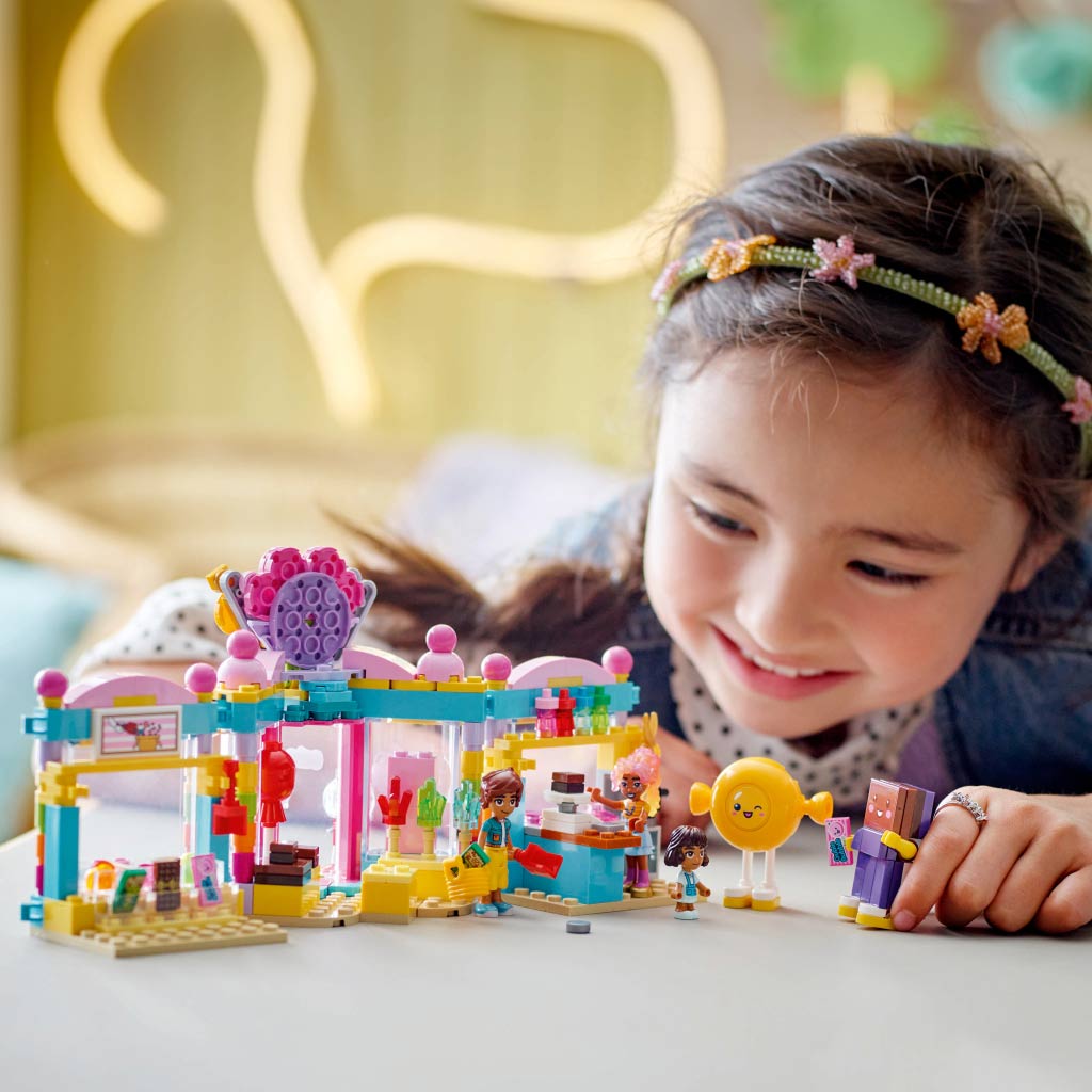 LEGO® Friends: Heartlake City Süßwarenladen (42649) kép 3