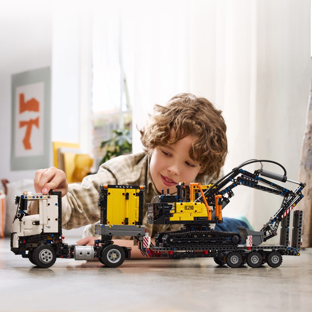 LEGO® Technic: Volvo FMX teherautó és EC230 elektromos markoló (42175) kép 5