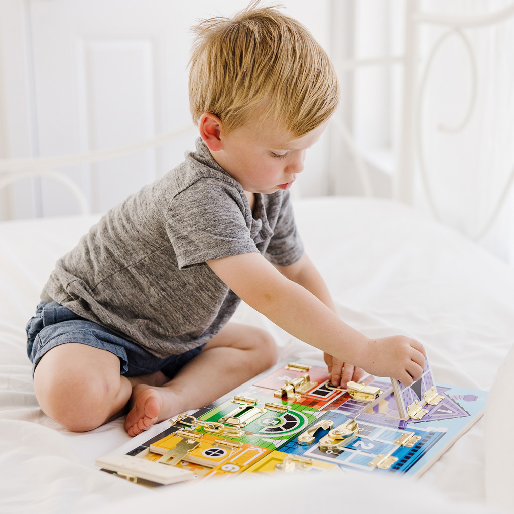 Melissa&Doug: Zárak és reteszek készségfejlesztő fa matató tábla - Spin Master kép 3