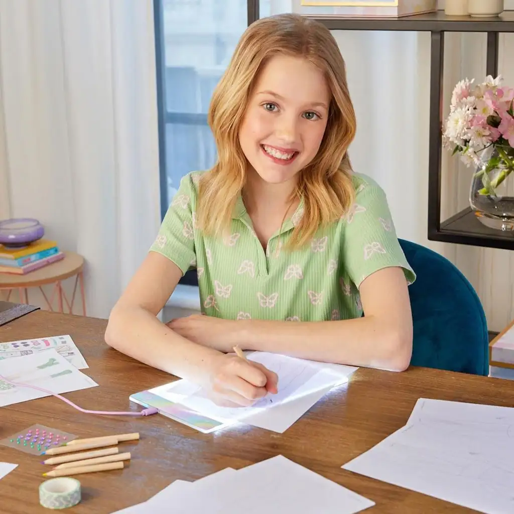 Make It Real: Kreativtafel für Modedesigner mit LED-Beleuchtung und Schablonen kép 5