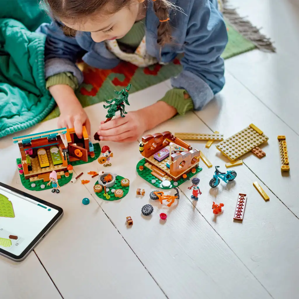 LEGO® Friends: Gemütliche Hütten im Abenteuercamp (42624) kép 2