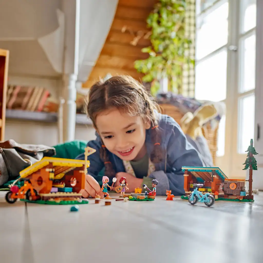 LEGO® Friends: Gemütliche Hütten im Abenteuercamp (42624) kép 3