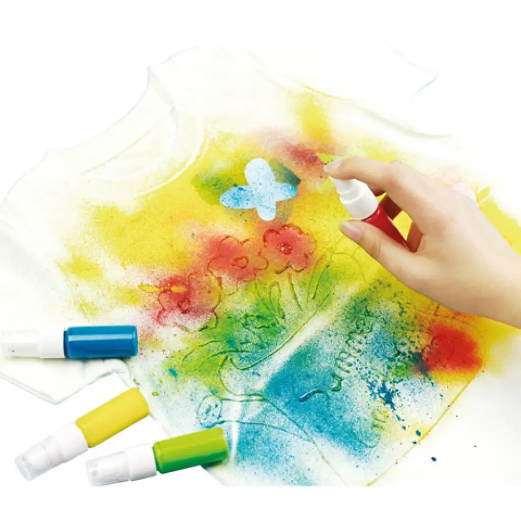 LENA: Modedesignerin mit Textilspray kép 3