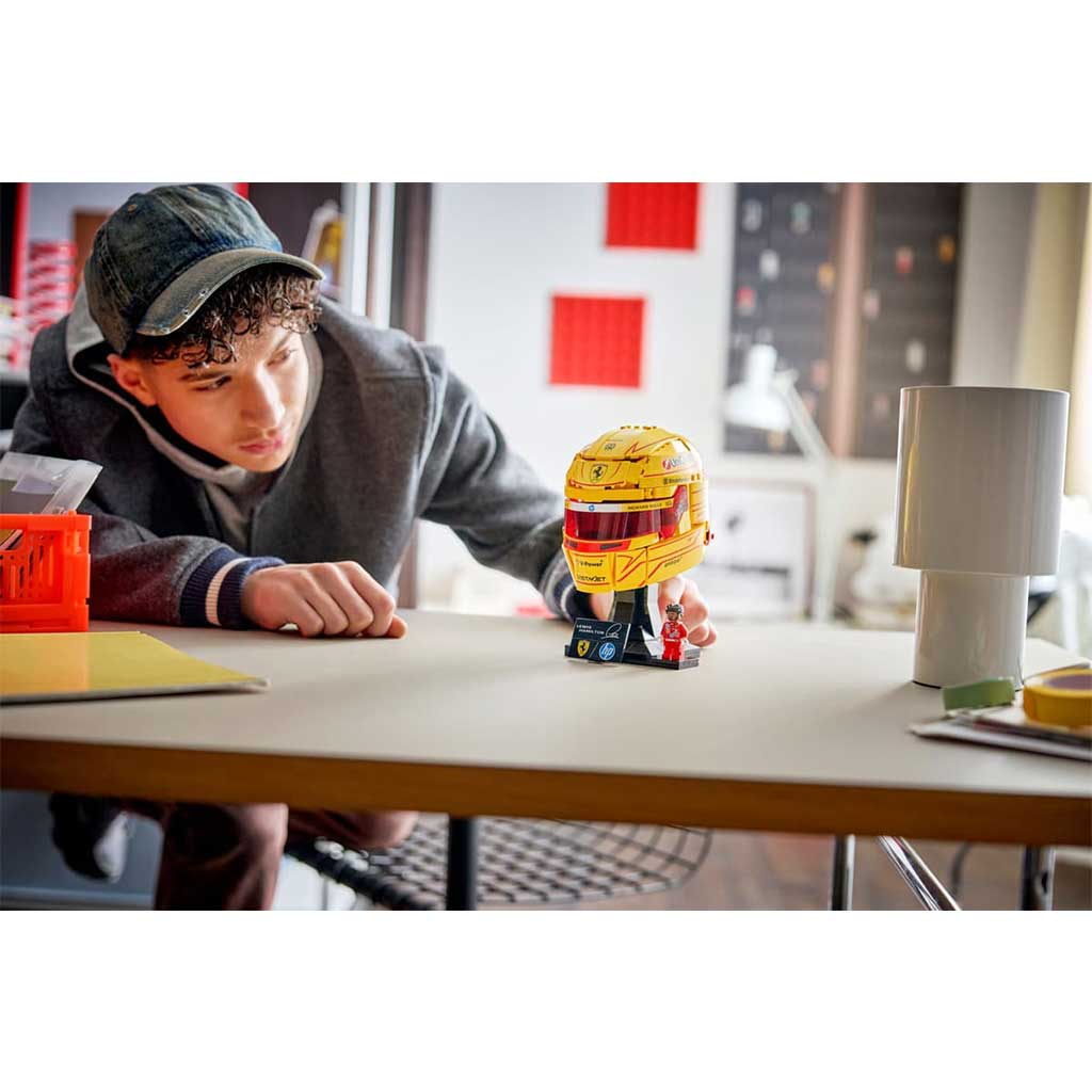 LEGO® Editions: Scuderia Ferrari HP Lewis Hamilton sisakja (43022) kép 4