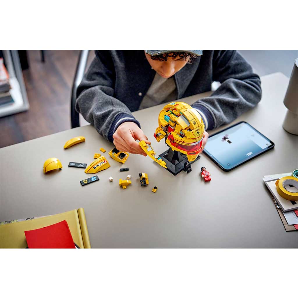 LEGO® Editions: Scuderia Ferrari HP Lewis Hamilton sisakja (43022) kép 6