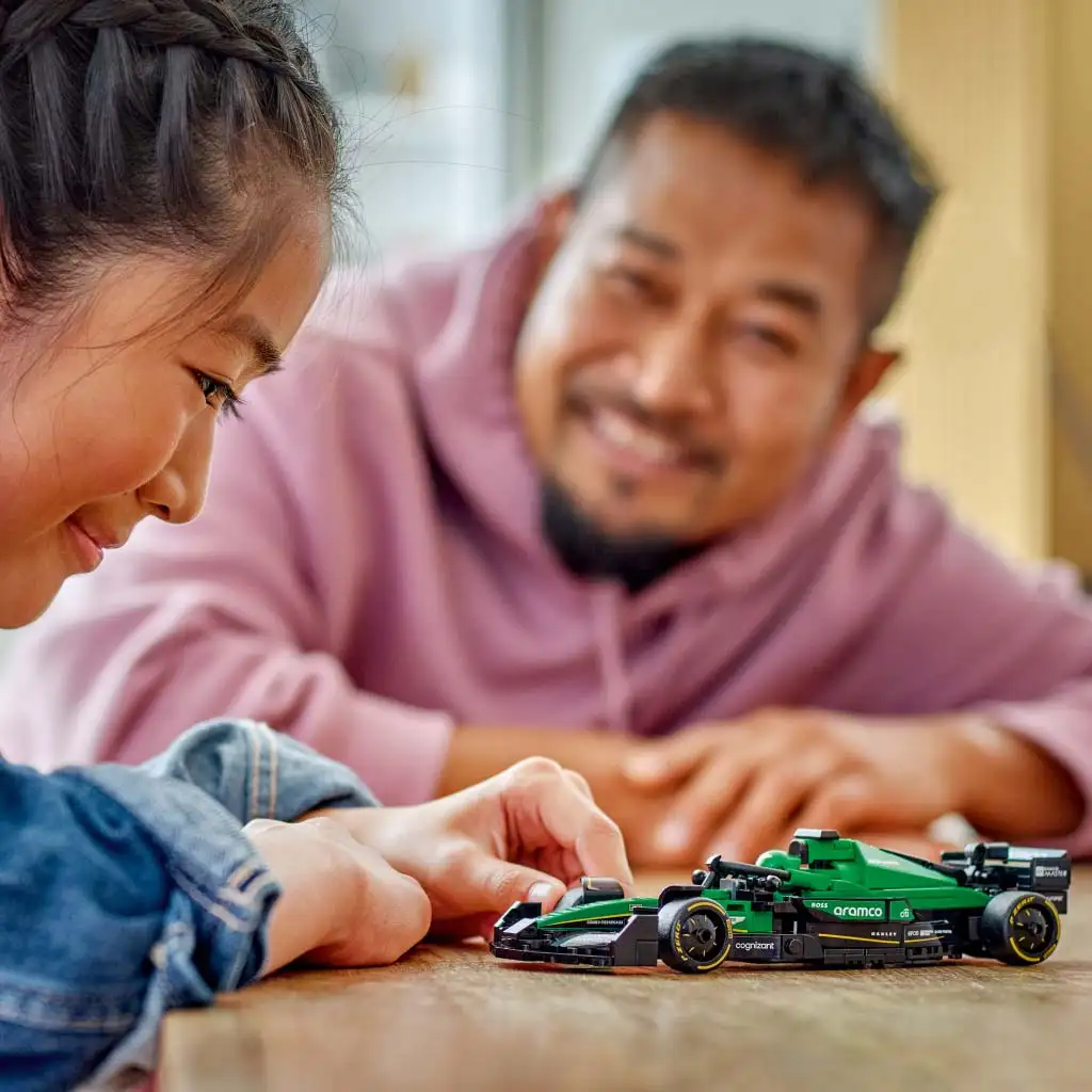 LEGO® Speed Champions: Aston Martin Aramco F1® AMR24 Rennwagen (77245) kép 4